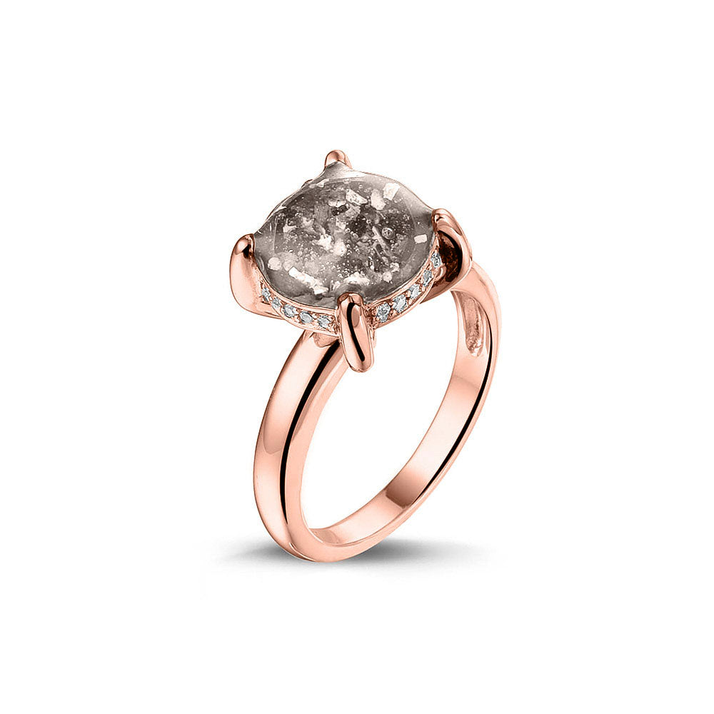 Gedenksieraad, asring 3 mm waar aan de bovenzijde zichtbaar as of haar verwerkt wordt, rondom aan de zijkant gezet met zirkonia's of diamanten naar keuze. Silver