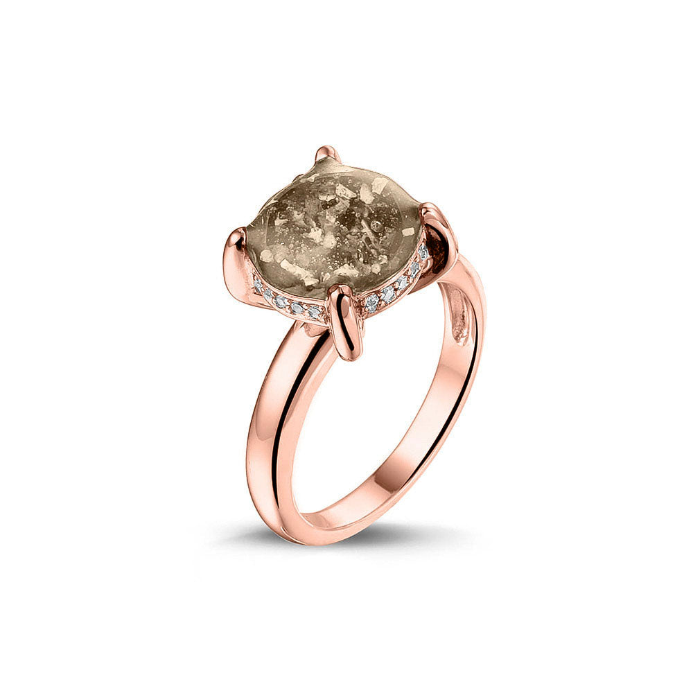 Gedenksieraad, asring 3 mm waar aan de bovenzijde zichtbaar as of haar verwerkt wordt, rondom aan de zijkant gezet met zirkonia's of diamanten naar keuze. Transparent