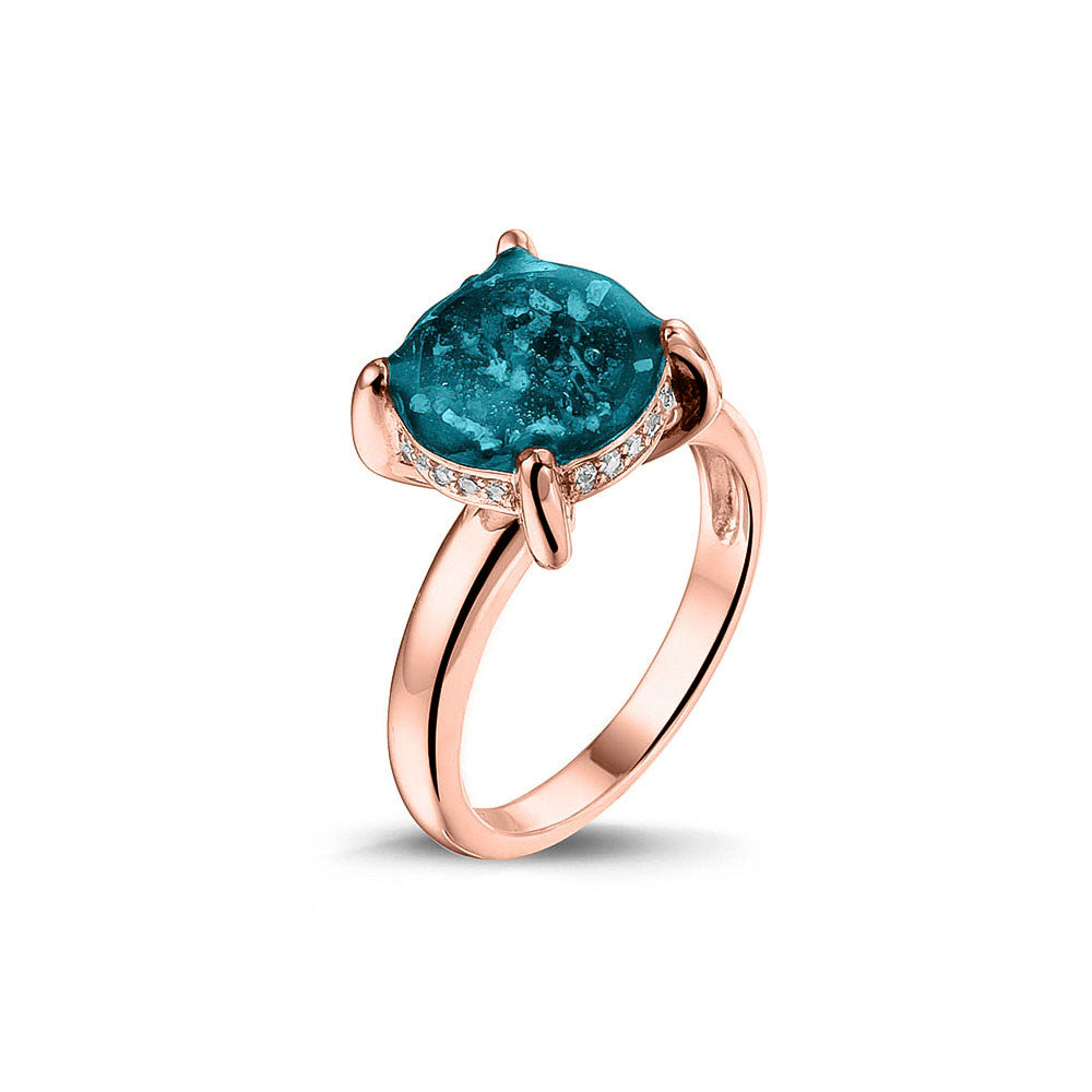 Gedenksieraad, asring 3 mm waar aan de bovenzijde zichtbaar as of haar verwerkt wordt, rondom aan de zijkant gezet met zirkonia's of diamanten naar keuze. Turquoise