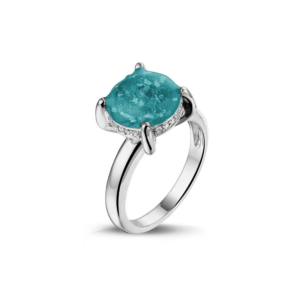 Gedenksieraad, asring 3 mm waar aan de bovenzijde zichtbaar as of haar verwerkt wordt, rondom aan de zijkant gezet met zirkonia's of diamanten naar keuze. Aqua