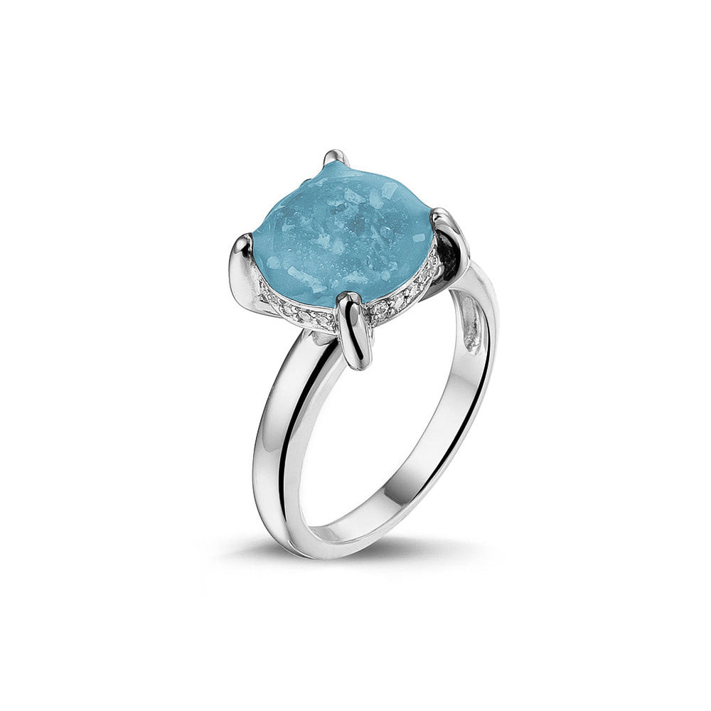 Gedenksieraad, asring 3 mm waar aan de bovenzijde zichtbaar as of haar verwerkt wordt, rondom aan de zijkant gezet met zirkonia's of diamanten naar keuze. Baby