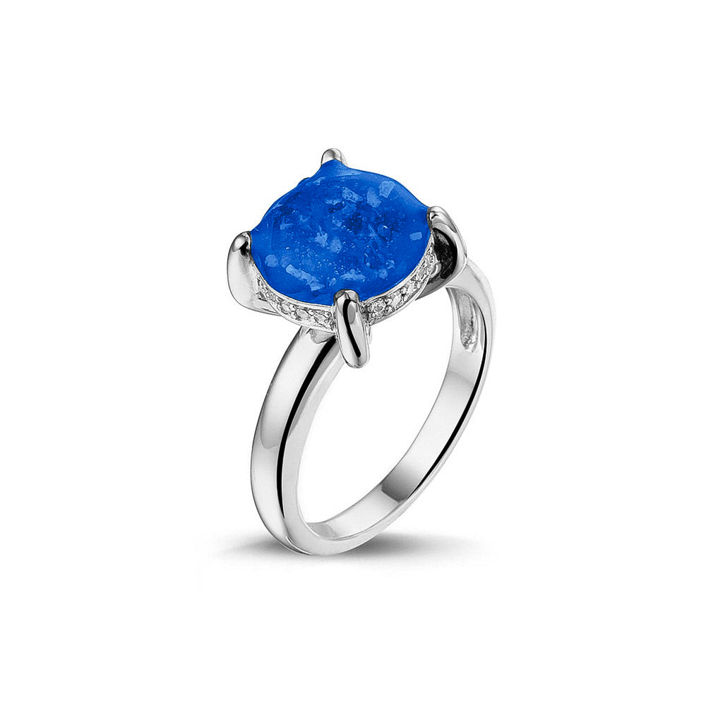 Gedenksieraad, asring 3 mm waar aan de bovenzijde zichtbaar as of haar verwerkt wordt, rondom aan de zijkant gezet met zirkonia's of diamanten naar keuze. Blue
