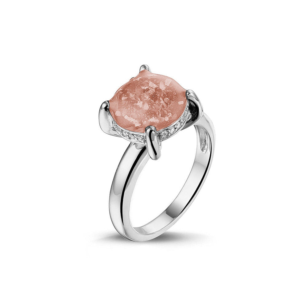 Gedenksieraad, asring 3 mm waar aan de bovenzijde zichtbaar as of haar verwerkt wordt, rondom aan de zijkant gezet met zirkonia's of diamanten naar keuze. Blush