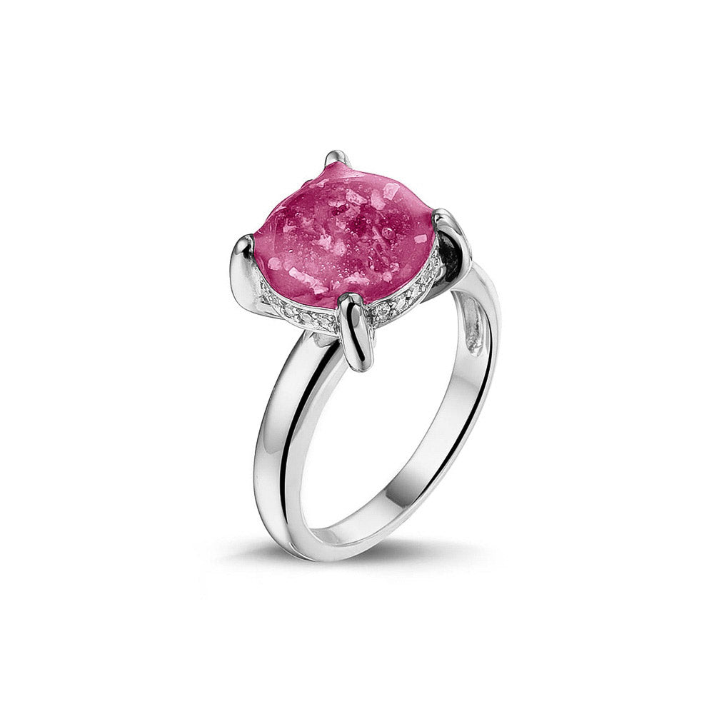 Gedenksieraad, asring 3 mm waar aan de bovenzijde zichtbaar as of haar verwerkt wordt, rondom aan de zijkant gezet met zirkonia's of diamanten naar keuze. Purple