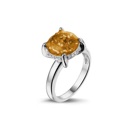 Gedenksieraad, asring 3 mm waar aan de bovenzijde zichtbaar as of haar verwerkt wordt, rondom aan de zijkant gezet met zirkonia's of diamanten naar keuze. Gold
