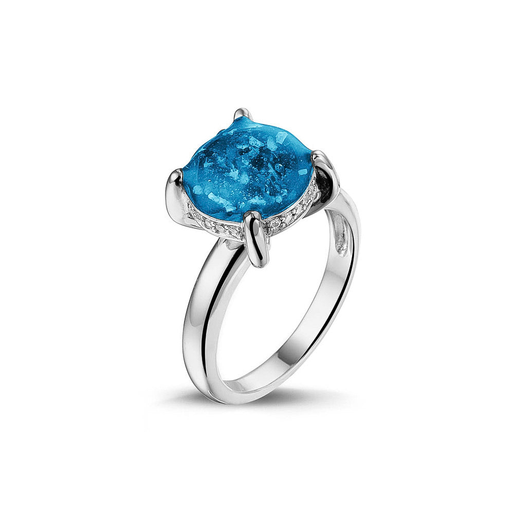 Gedenksieraad, asring 3 mm waar aan de bovenzijde zichtbaar as of haar verwerkt wordt, rondom aan de zijkant gezet met zirkonia's of diamanten naar keuze. Marine