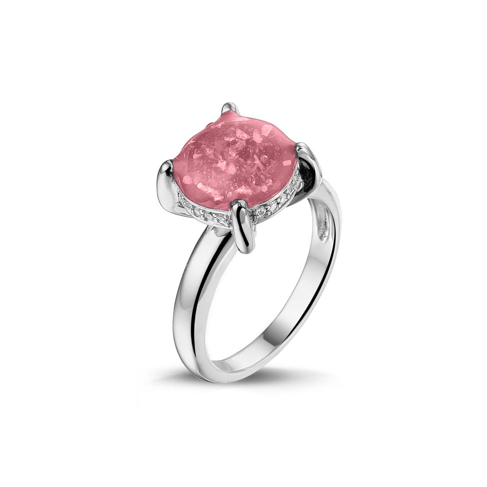 Gedenksieraad, asring 3 mm waar aan de bovenzijde zichtbaar as of haar verwerkt wordt, rondom aan de zijkant gezet met zirkonia's of diamanten naar keuze. Soft