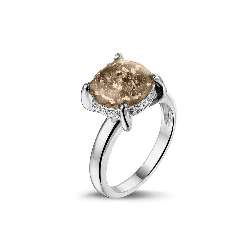 Gedenksieraad, asring 3 mm waar aan de bovenzijde zichtbaar as of haar verwerkt wordt, rondom aan de zijkant gezet met zirkonia's of diamanten naar keuze. Transparent