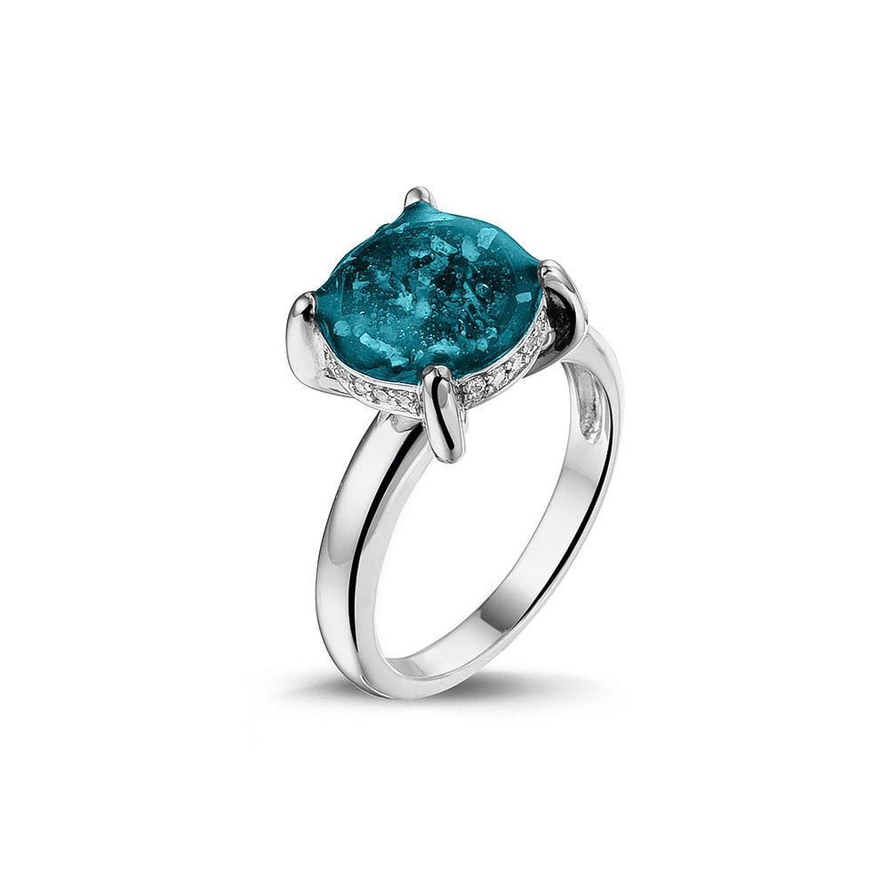 Gedenksieraad, asring 3 mm waar aan de bovenzijde zichtbaar as of haar verwerkt wordt, rondom aan de zijkant gezet met zirkonia's of diamanten naar keuze. Turquoise