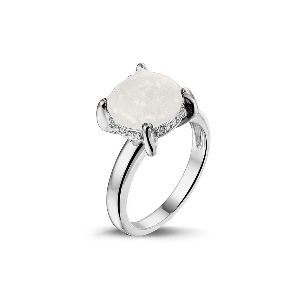 Gedenksieraad, asring 3 mm waar aan de bovenzijde zichtbaar as of haar verwerkt wordt, rondom aan de zijkant gezet met zirkonia's of diamanten naar keuze. White