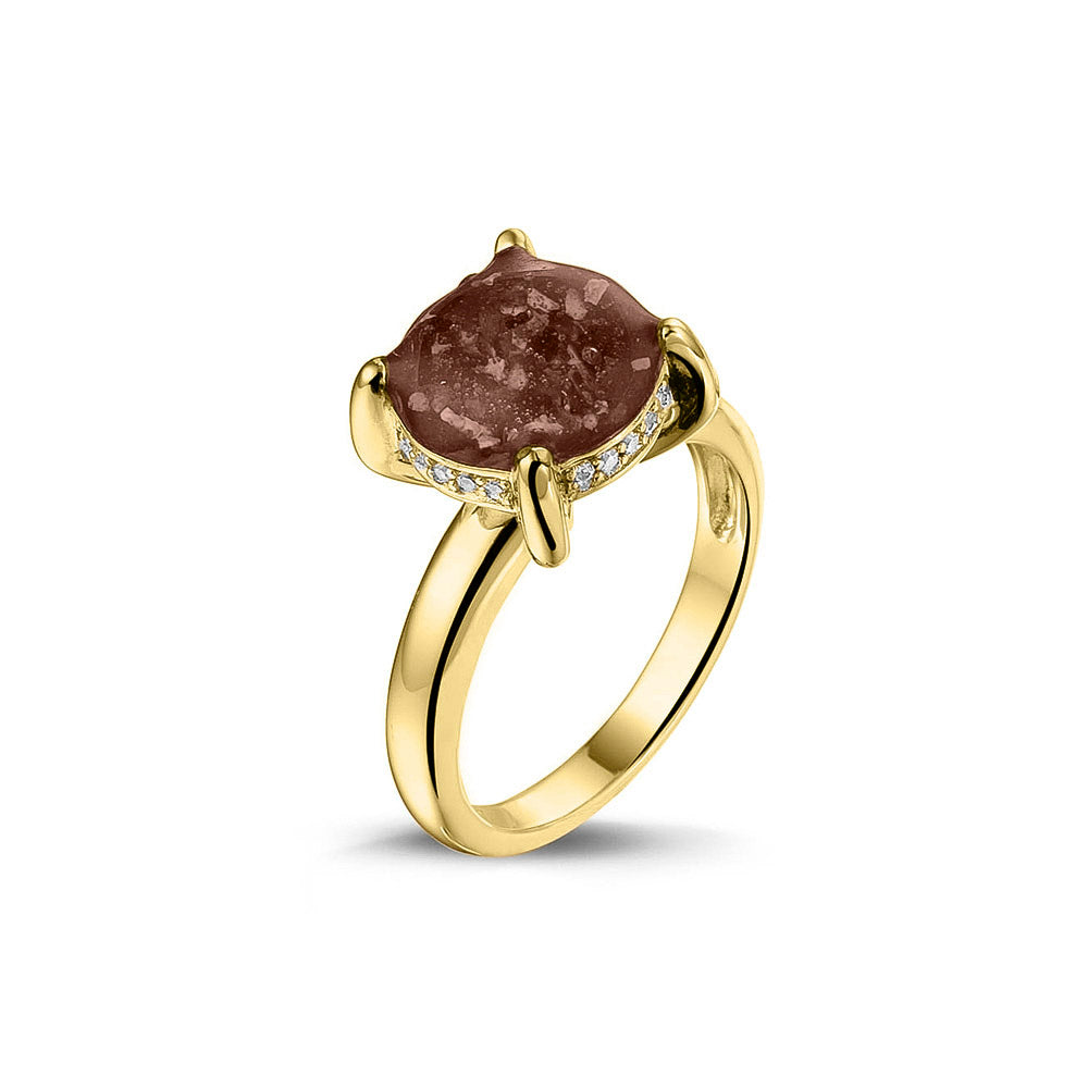 Gedenksieraad, asring 3 mm waar aan de bovenzijde zichtbaar as of haar verwerkt wordt, rondom aan de zijkant gezet met zirkonia's of diamanten naar keuze. Brown