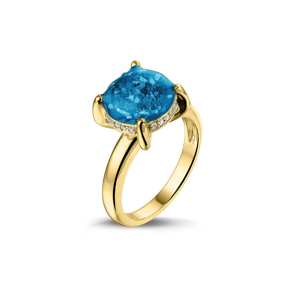 Gedenksieraad, asring 3 mm waar aan de bovenzijde zichtbaar as of haar verwerkt wordt, rondom aan de zijkant gezet met zirkonia's of diamanten naar keuze. Marine