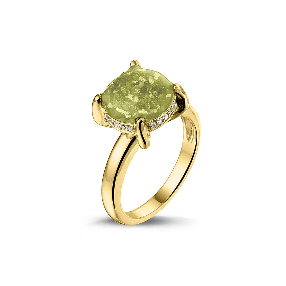 Gedenksieraad, asring 3 mm waar aan de bovenzijde zichtbaar as of haar verwerkt wordt, rondom aan de zijkant gezet met zirkonia's of diamanten naar keuze. Olive