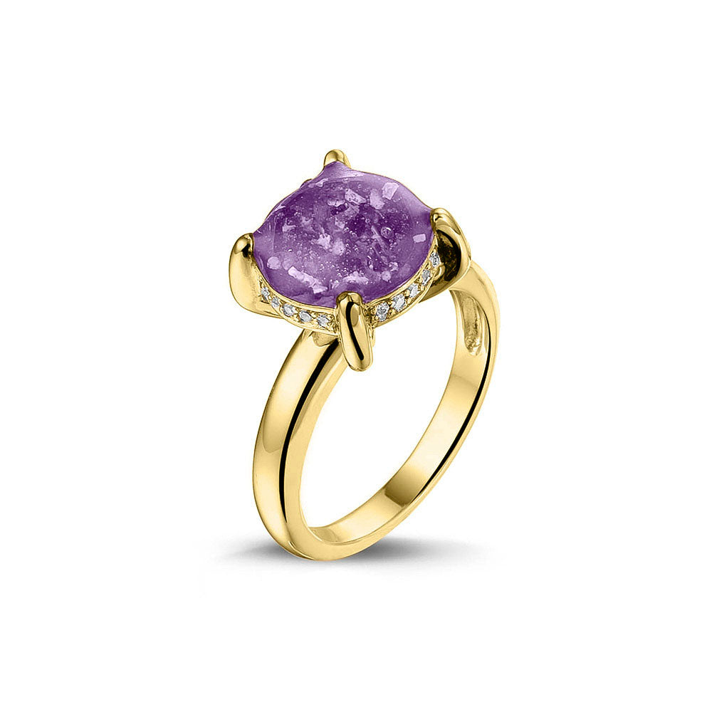 Gedenksieraad, asring 3 mm waar aan de bovenzijde zichtbaar as of haar verwerkt wordt, rondom aan de zijkant gezet met zirkonia's of diamanten naar keuze. Purple