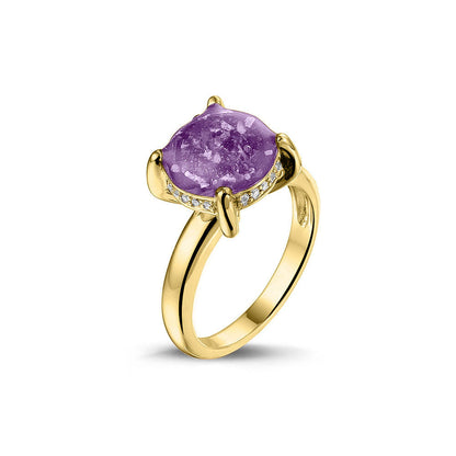 Gedenksieraad, asring 3 mm waar aan de bovenzijde zichtbaar as of haar verwerkt wordt, rondom aan de zijkant gezet met zirkonia's of diamanten naar keuze. Purple
