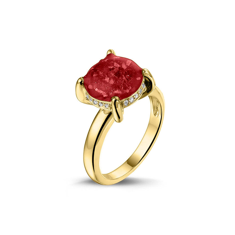 Gedenksieraad, asring 3 mm waar aan de bovenzijde zichtbaar as of haar verwerkt wordt, rondom aan de zijkant gezet met zirkonia's of diamanten naar keuze. Red
