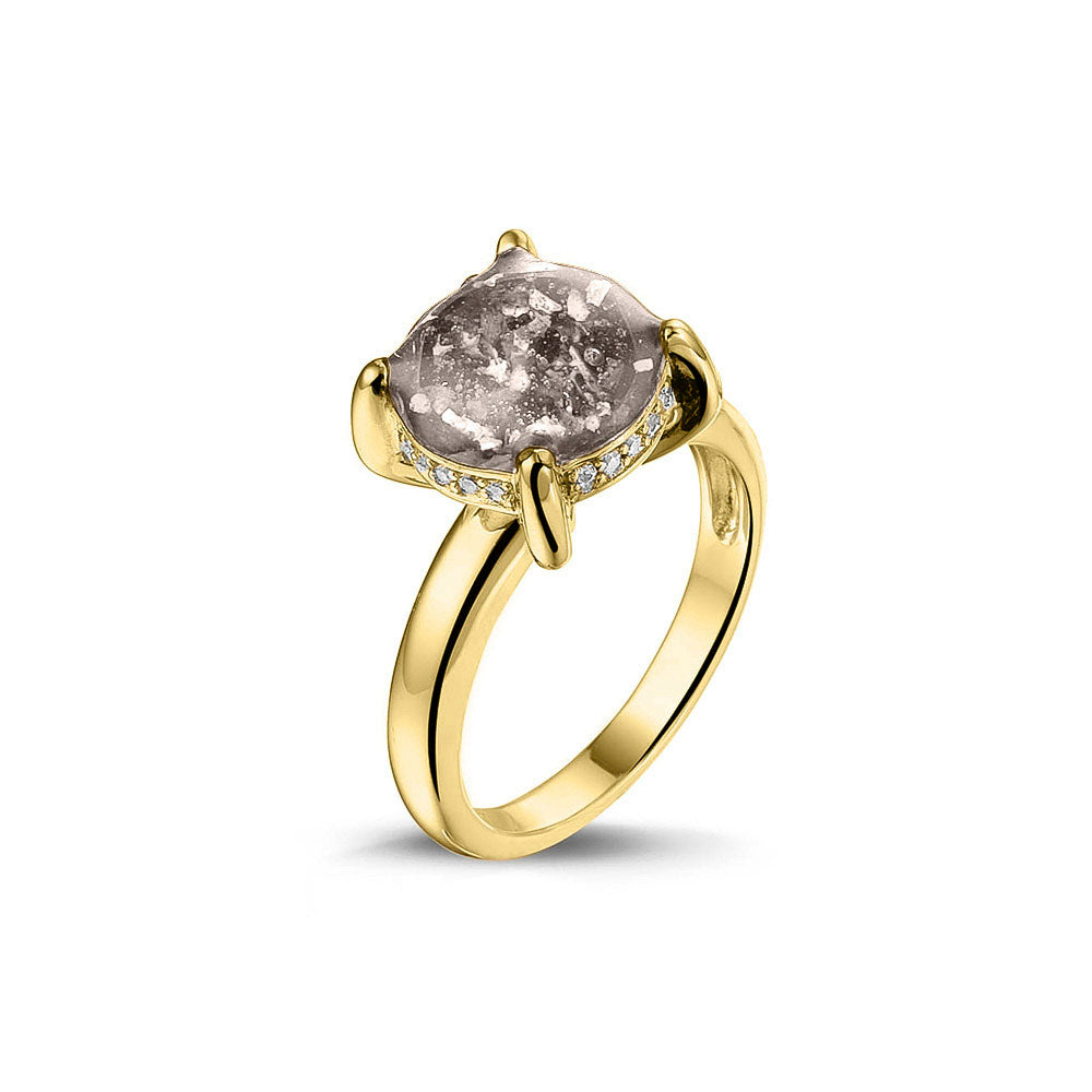 Gedenksieraad, asring 3 mm waar aan de bovenzijde zichtbaar as of haar verwerkt wordt, rondom aan de zijkant gezet met zirkonia's of diamanten naar keuze. Silver