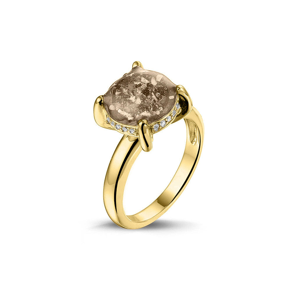 Gedenksieraad, asring 3 mm waar aan de bovenzijde zichtbaar as of haar verwerkt wordt, rondom aan de zijkant gezet met zirkonia's of diamanten naar keuze. Transparent