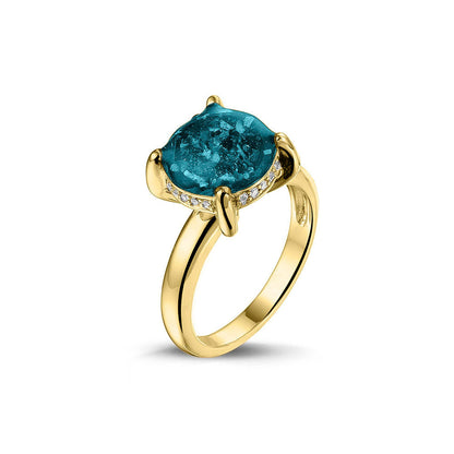 Gedenksieraad, asring 3 mm waar aan de bovenzijde zichtbaar as of haar verwerkt wordt, rondom aan de zijkant gezet met zirkonia's of diamanten naar keuze. Turquoise