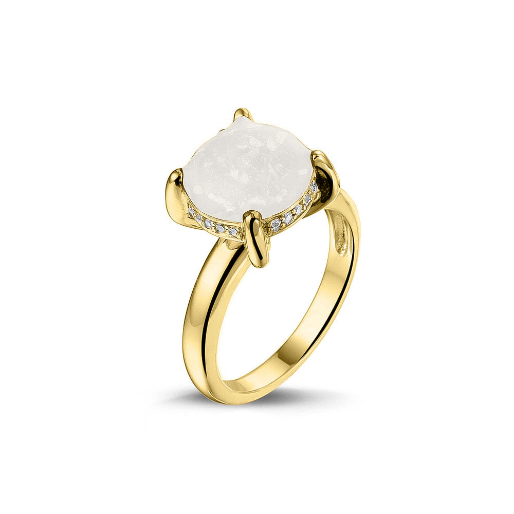 Gedenksieraad, asring 3 mm waar aan de bovenzijde zichtbaar as of haar verwerkt wordt, rondom aan de zijkant gezet met zirkonia's of diamanten naar keuze. White