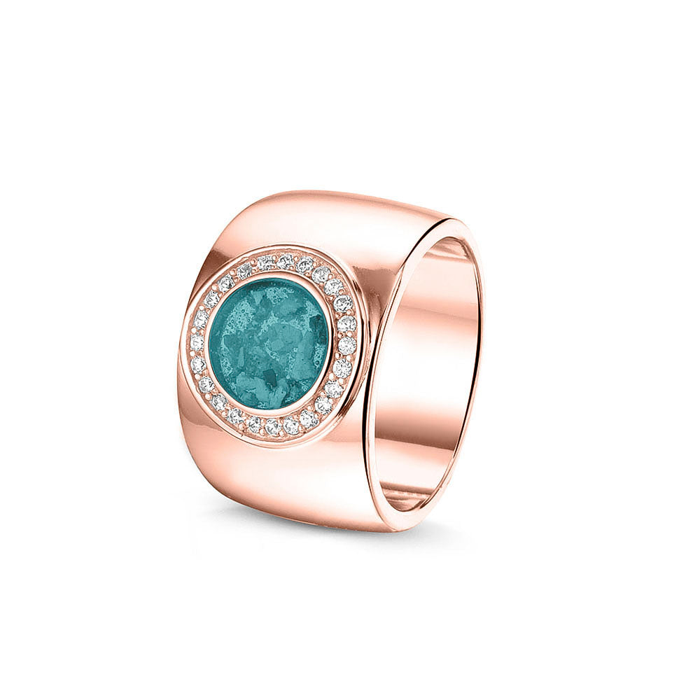 Gladde ring 8 mm uit onze serie gedenksieraden, waar aan de bovenzijde zichtbaar as of haar verwerkt wordt in een rondje, rondom gezet met zirkonia's of diamanten naar keuze. aqua