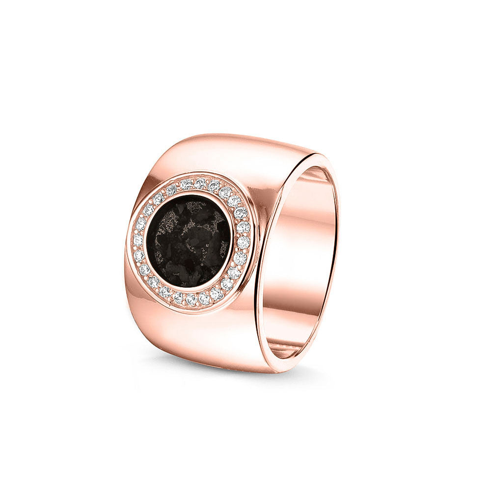 Gladde ring 8 mm uit onze serie gedenksieraden, waar aan de bovenzijde zichtbaar as of haar verwerkt wordt in een rondje, rondom gezet met zirkonia's of diamanten naar keuze. black