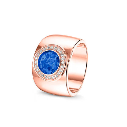 Gladde ring 8 mm uit onze serie gedenksieraden, waar aan de bovenzijde zichtbaar as of haar verwerkt wordt in een rondje, rondom gezet met zirkonia's of diamanten naar keuze. blue
