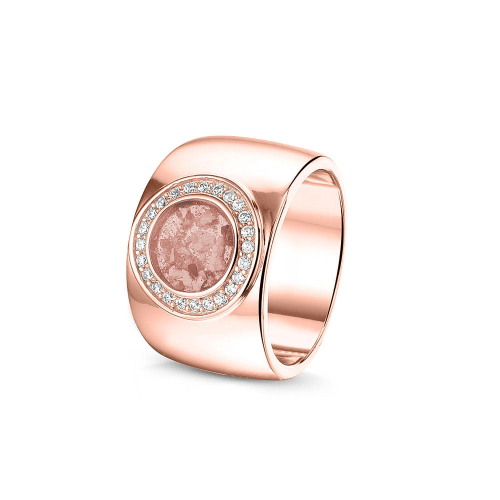 Gladde ring 8 mm uit onze serie gedenksieraden, waar aan de bovenzijde zichtbaar as of haar verwerkt wordt in een rondje, rondom gezet met zirkonia's of diamanten naar keuze. blush