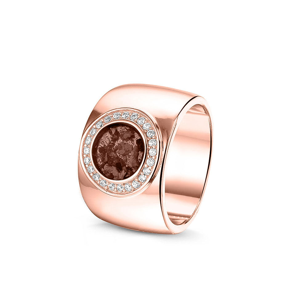 Gladde ring 8 mm uit onze serie gedenksieraden, waar aan de bovenzijde zichtbaar as of haar verwerkt wordt in een rondje, rondom gezet met zirkonia's of diamanten naar keuze. brown