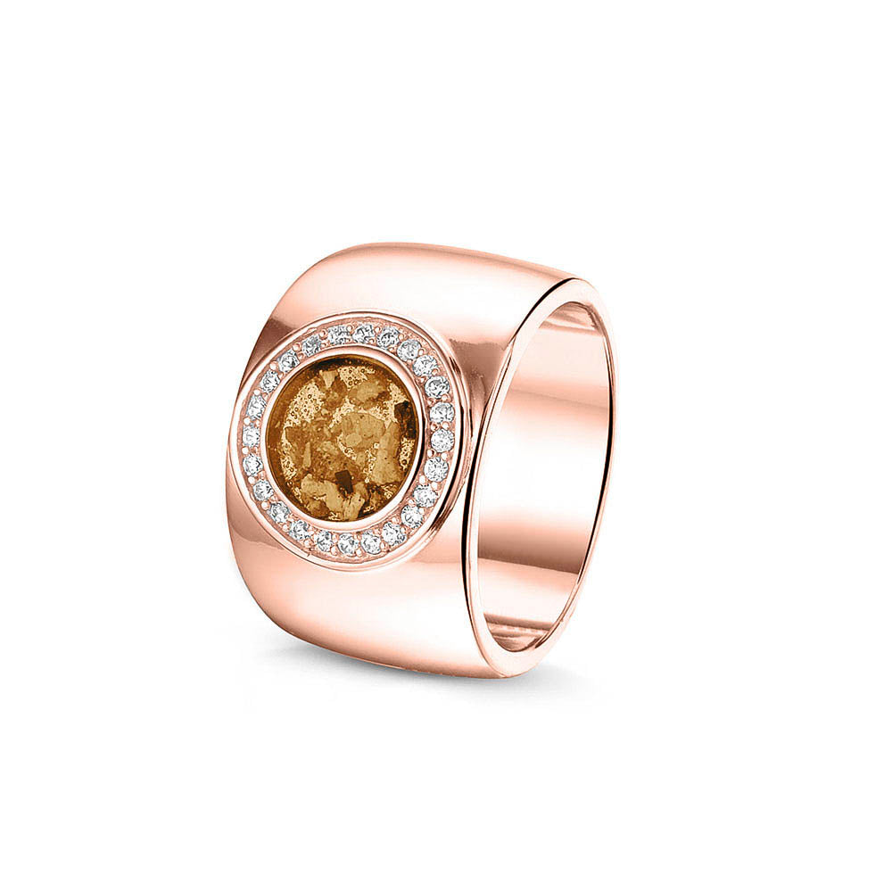 Gladde ring 8 mm uit onze serie gedenksieraden, waar aan de bovenzijde zichtbaar as of haar verwerkt wordt in een rondje, rondom gezet met zirkonia's of diamanten naar keuze. gold