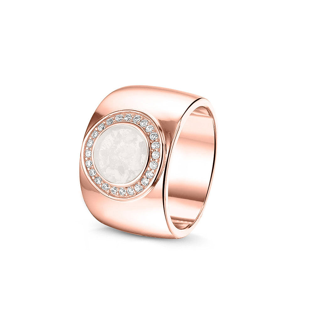 Gladde ring 8 mm uit onze serie gedenksieraden, waar aan de bovenzijde zichtbaar as of haar verwerkt wordt in een rondje, rondom gezet met zirkonia's of diamanten naar keuze. white