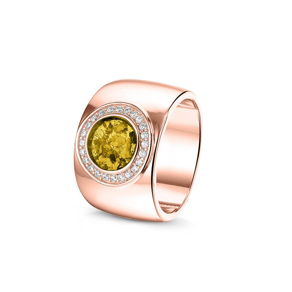 Gladde ring 8 mm uit onze serie gedenksieraden, waar aan de bovenzijde zichtbaar as of haar verwerkt wordt in een rondje, rondom gezet met zirkonia's of diamanten naar keuze. yellow