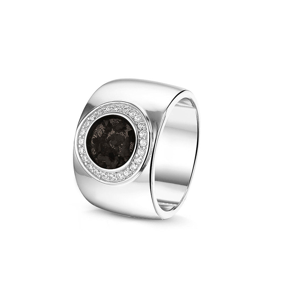 Gladde ring 8 mm uit onze serie gedenksieraden, waar aan de bovenzijde zichtbaar as of haar verwerkt wordt in een rondje, rondom gezet met zirkonia's of diamanten naar keuze. black