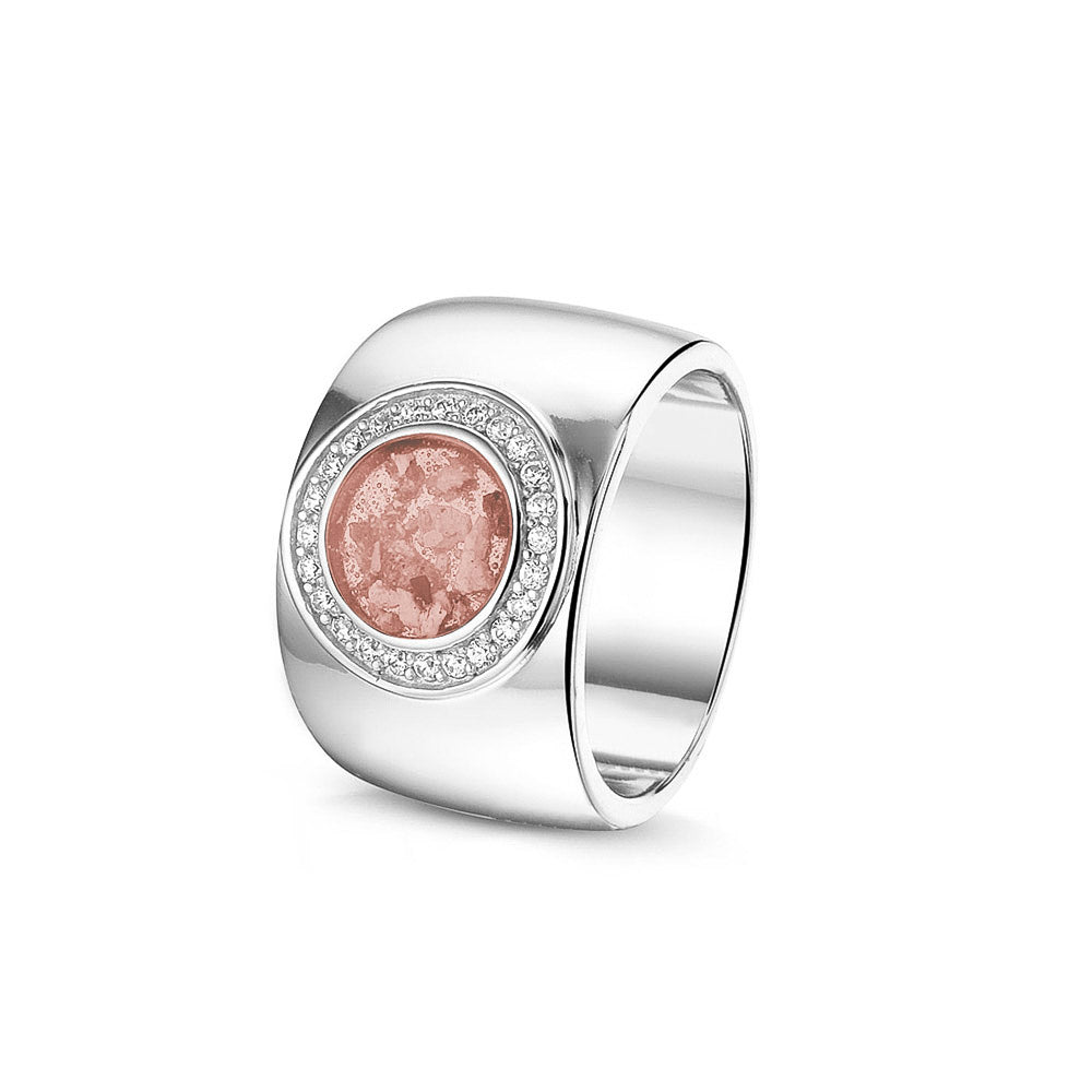 Gladde ring 8 mm uit onze serie gedenksieraden, waar aan de bovenzijde zichtbaar as of haar verwerkt wordt in een rondje, rondom gezet met zirkonia's of diamanten naar keuze. blush