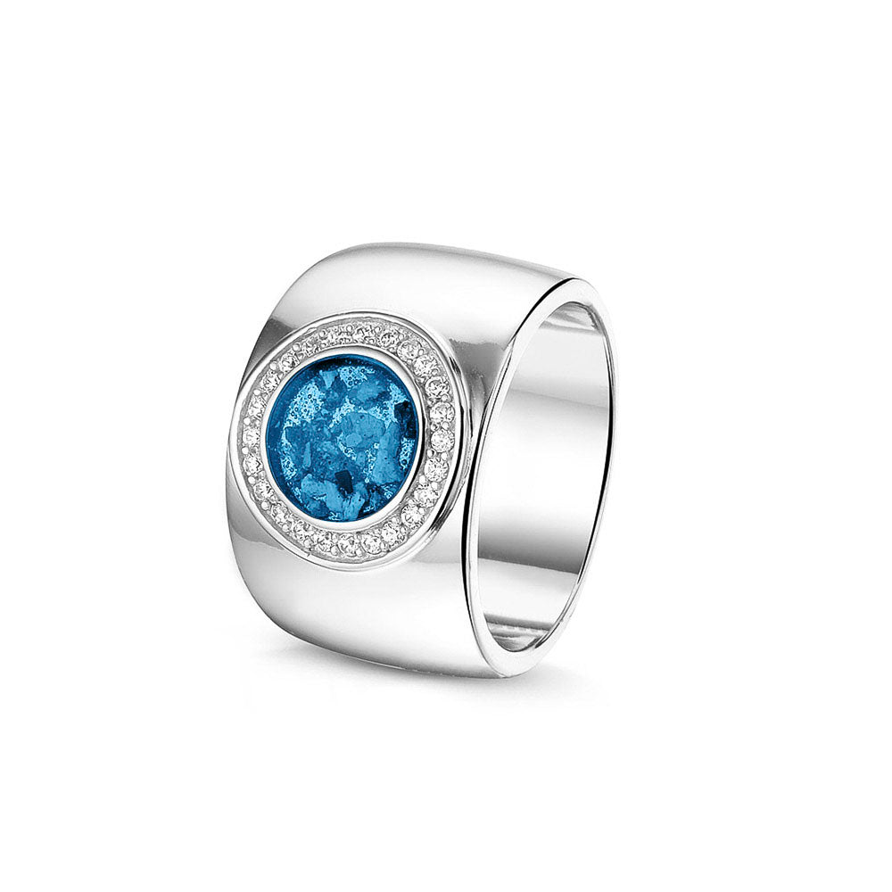 Gladde ring 8 mm uit onze serie gedenksieraden, waar aan de bovenzijde zichtbaar as of haar verwerkt wordt in een rondje, rondom gezet met zirkonia's of diamanten naar keuze. marine