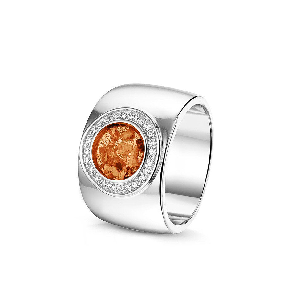 Gladde ring 8 mm uit onze serie gedenksieraden, waar aan de bovenzijde zichtbaar as of haar verwerkt wordt in een rondje, rondom gezet met zirkonia's of diamanten naar keuze. orange