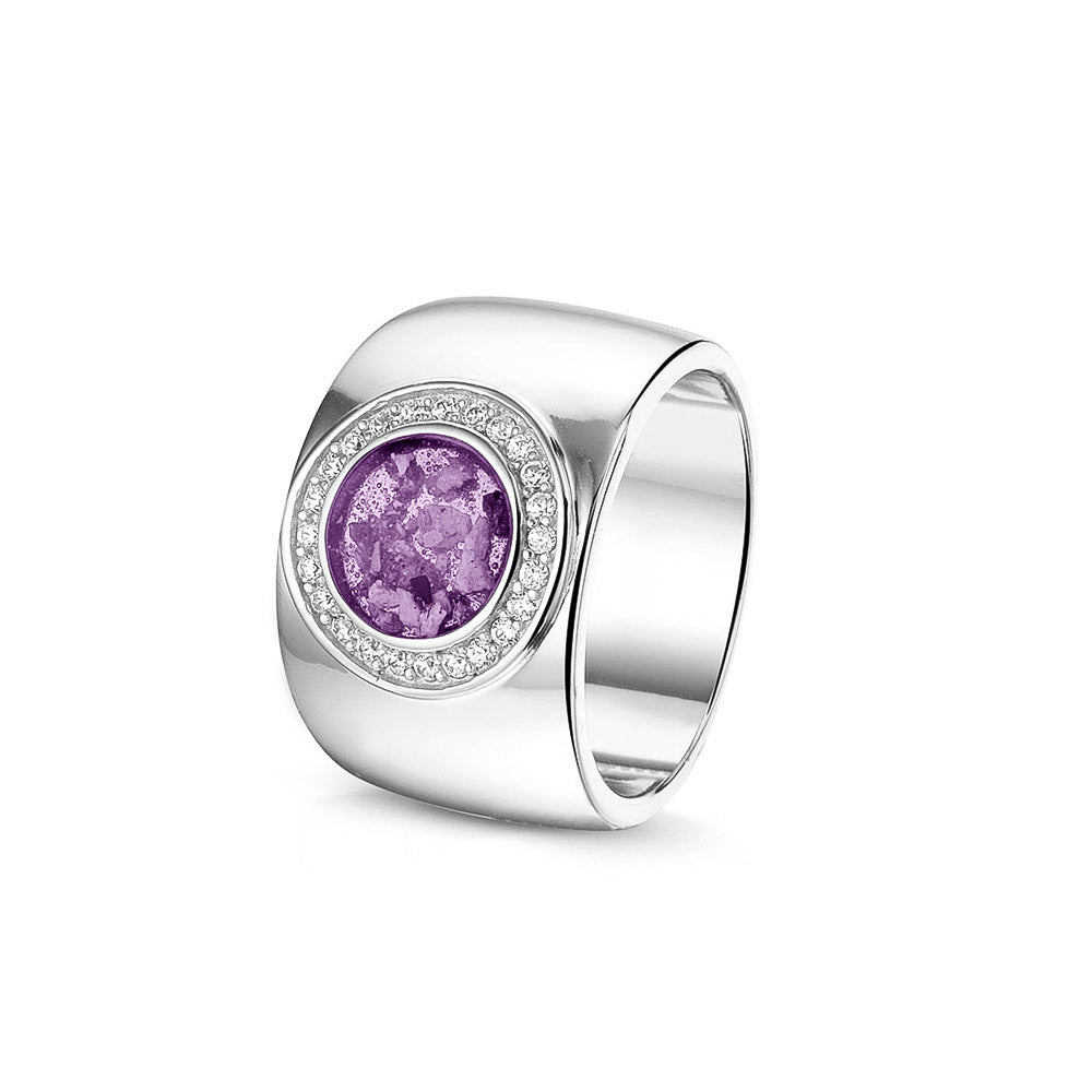 Gladde ring 8 mm uit onze serie gedenksieraden, waar aan de bovenzijde zichtbaar as of haar verwerkt wordt in een rondje, rondom gezet met zirkonia's of diamanten naar keuze. purple