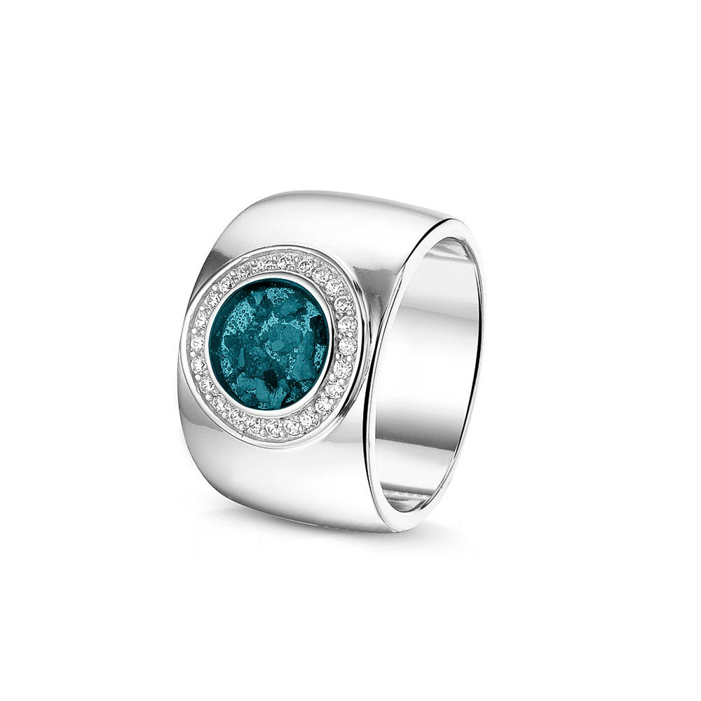 Gladde ring 8 mm uit onze serie gedenksieraden, waar aan de bovenzijde zichtbaar as of haar verwerkt wordt in een rondje, rondom gezet met zirkonia's of diamanten naar keuze. turquoise