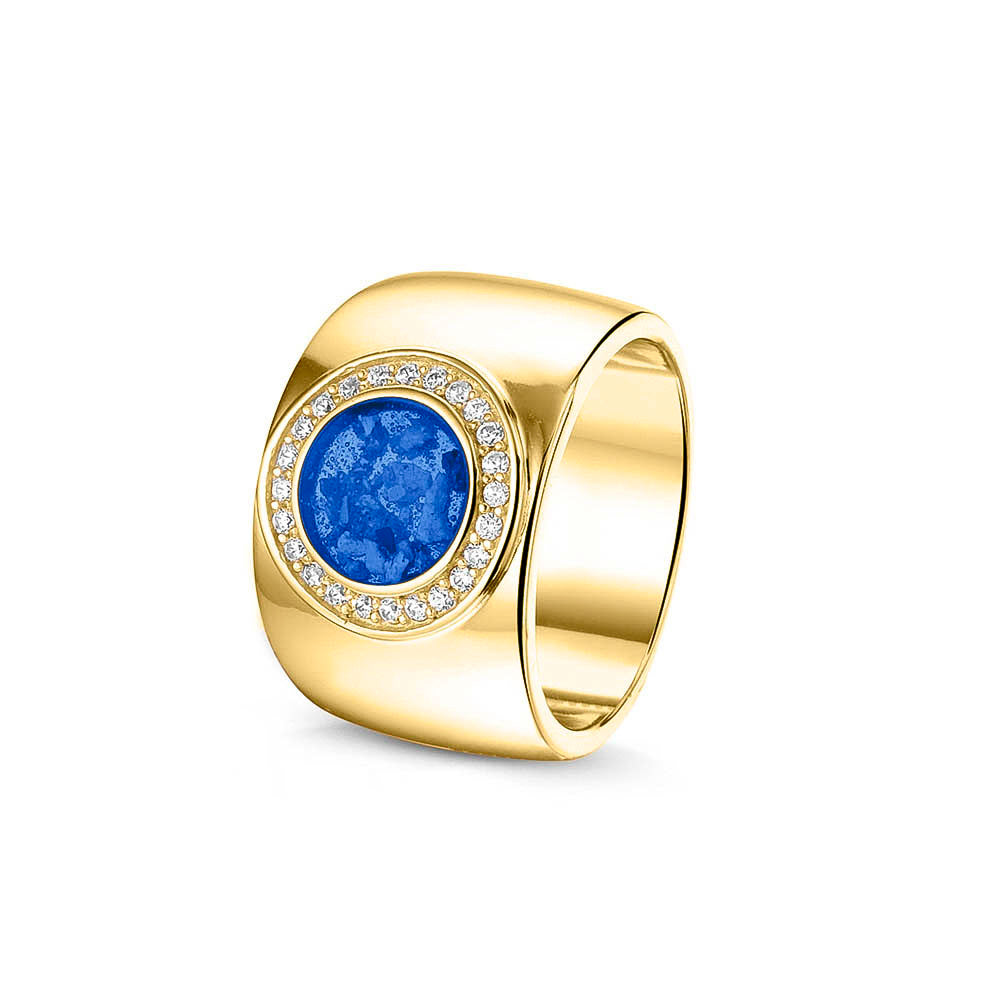 Gladde ring 8 mm uit onze serie gedenksieraden, waar aan de bovenzijde zichtbaar as of haar verwerkt wordt in een rondje, rondom gezet met zirkonia's of diamanten naar keuze. blue