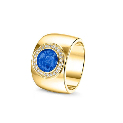 Gladde ring 8 mm uit onze serie gedenksieraden, waar aan de bovenzijde zichtbaar as of haar verwerkt wordt in een rondje, rondom gezet met zirkonia's of diamanten naar keuze. blue