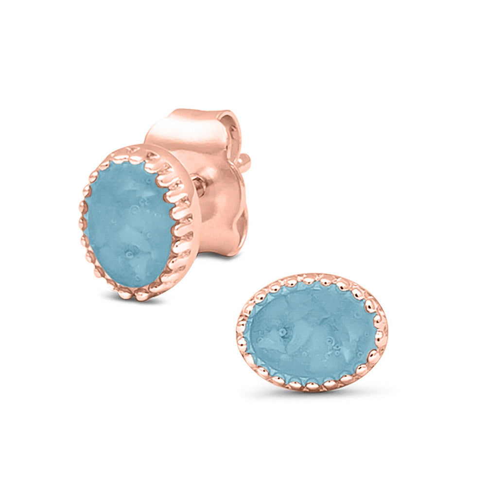 Ovaal gevormde oorstekers, aan de voorzijde zichtbaar gevuld met as of haar. Baby