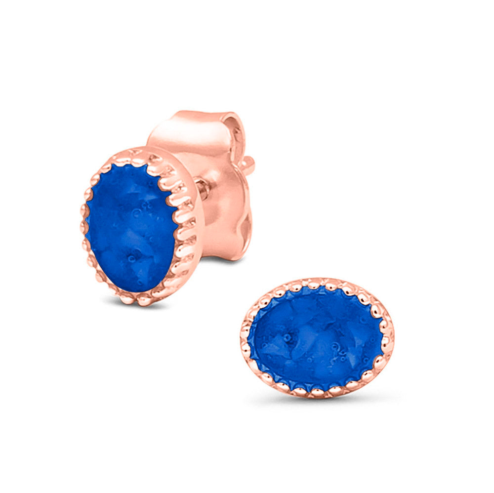 Ovaal gevormde oorstekers, aan de voorzijde zichtbaar gevuld met as of haar. Blue