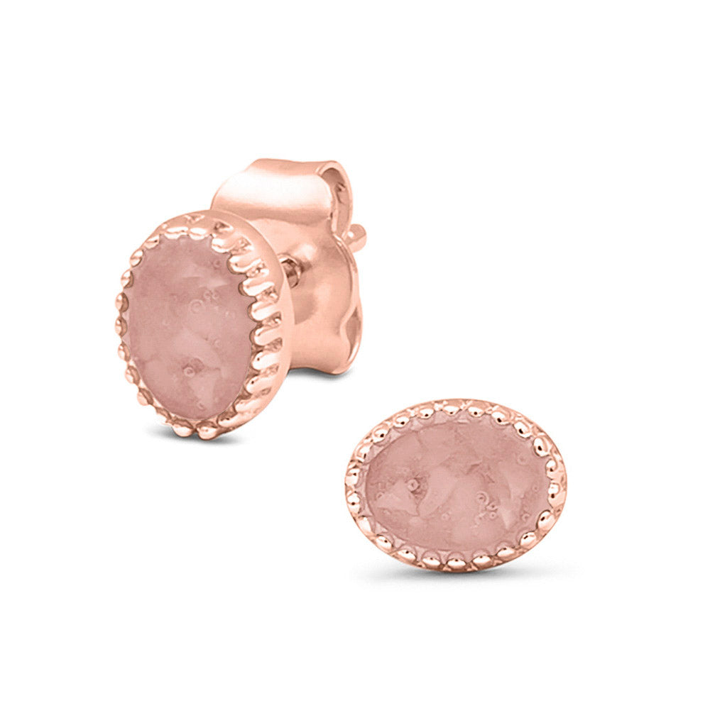 Ovaal gevormde oorstekers, aan de voorzijde zichtbaar gevuld met as of haar. Blush