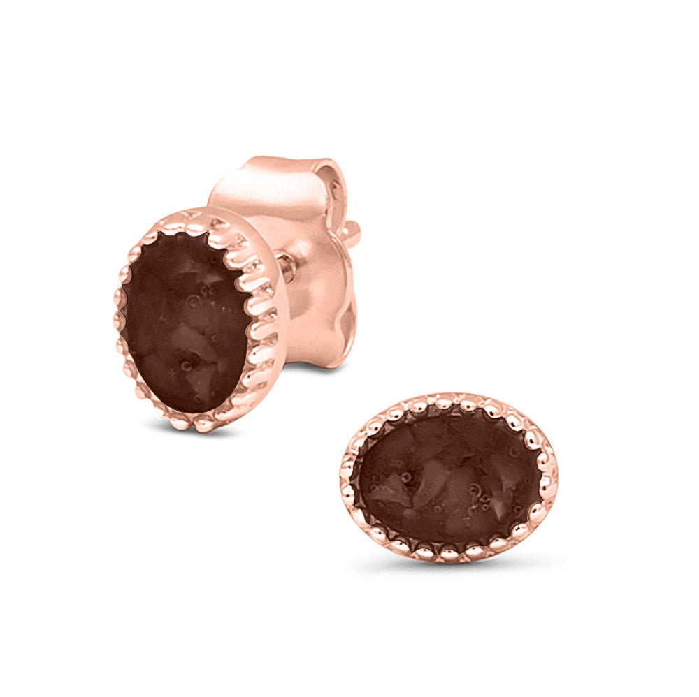 Ovaal gevormde oorstekers, aan de voorzijde zichtbaar gevuld met as of haar. Brown