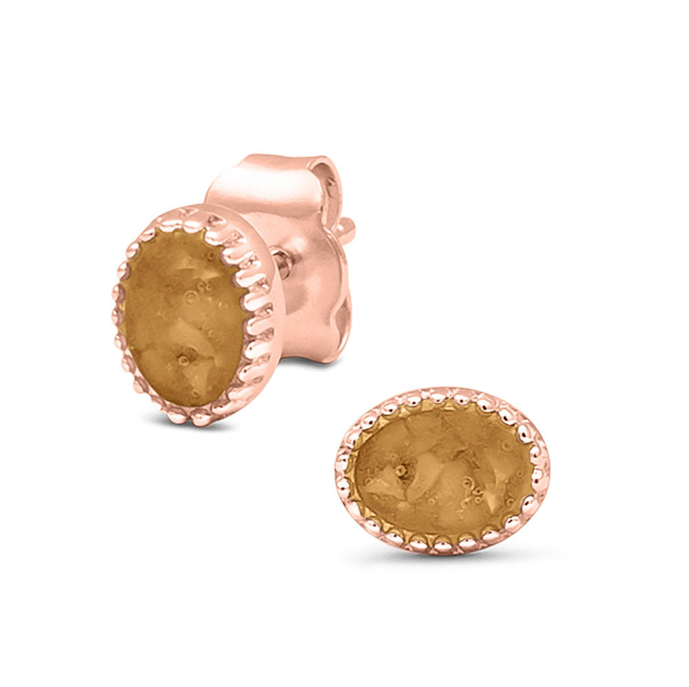 Ovaal gevormde oorstekers, aan de voorzijde zichtbaar gevuld met as of haar. Gold