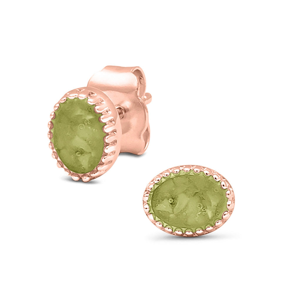 Ovaal gevormde oorstekers, aan de voorzijde zichtbaar gevuld met as of haar. Olive