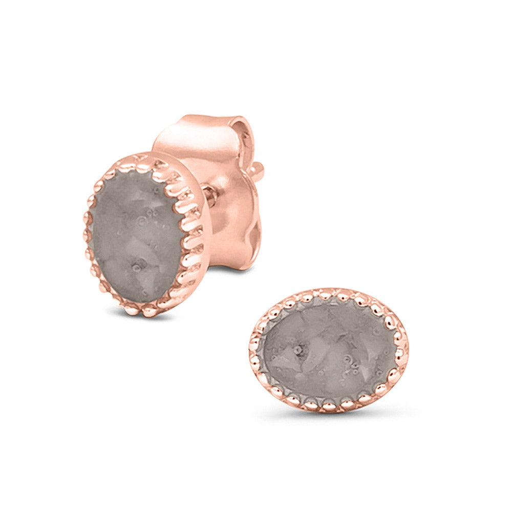 Ovaal gevormde oorstekers, aan de voorzijde zichtbaar gevuld met as of haar. Silver