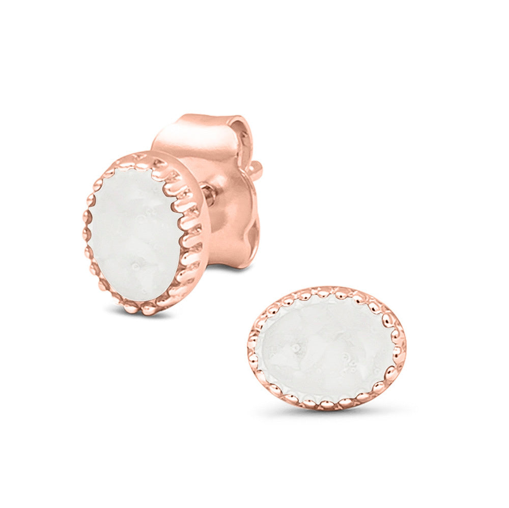 Ovaal gevormde oorstekers, aan de voorzijde zichtbaar gevuld met as of haar. White