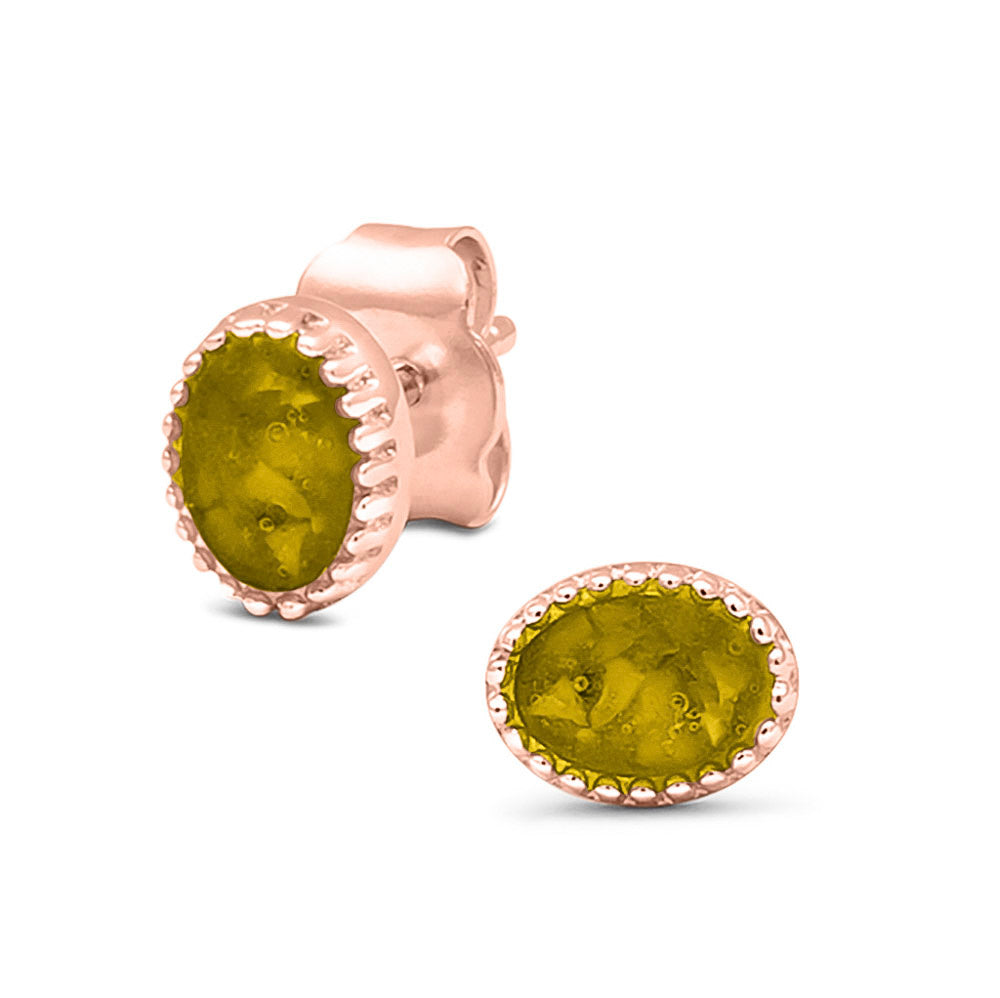 Ovaal gevormde oorstekers, aan de voorzijde zichtbaar gevuld met as of haar. Yellow