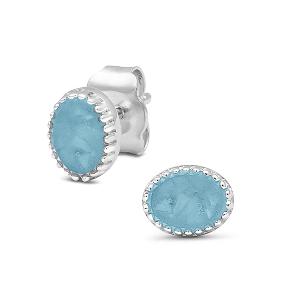 Ovaal gevormde oorstekers, aan de voorzijde zichtbaar gevuld met as of haar. Baby